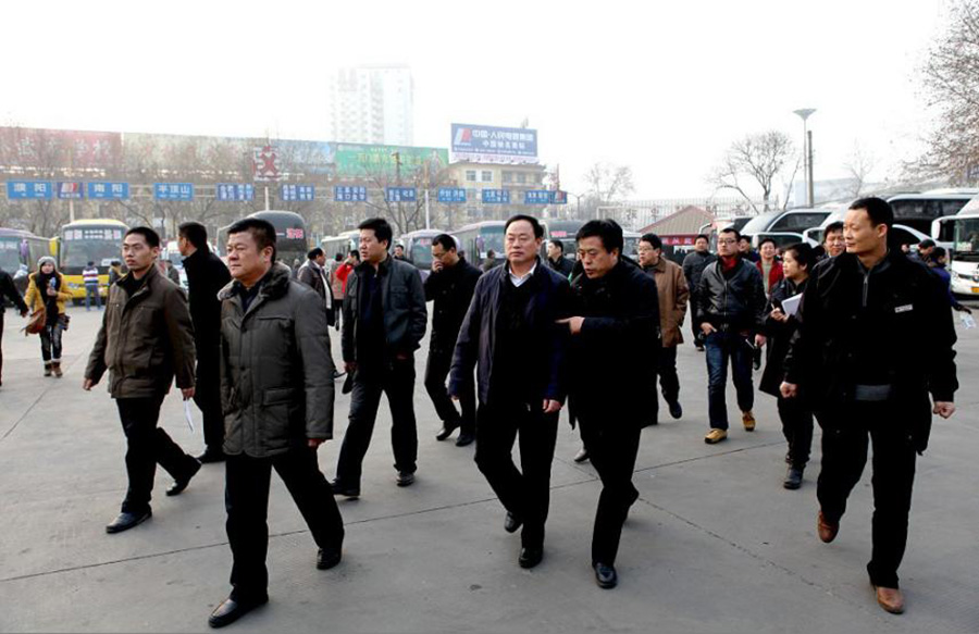 2012年1月12日，洛陽市政府副市長宋殿宇（右三）到洛陽汽車站檢查春運工作。